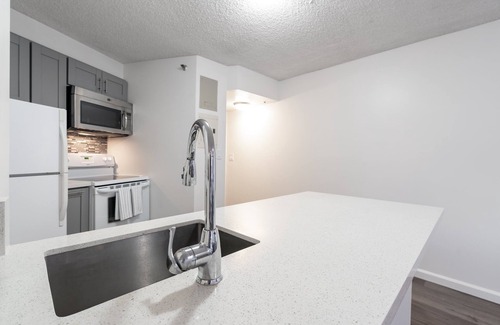 Downtown Honolulu Condo | 😎 Summer Special - Downtown Honolulu Skyview - 1Bed+Den- Free Parking 🏄♂️