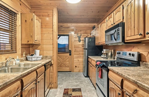 Gatlinburg - Pigeon Forge Cabin | SUMMER SPECIAL~Pet Friendly~ MTN.Views~ Hot tub-Cabin~Fast WIFI-Families~Games~