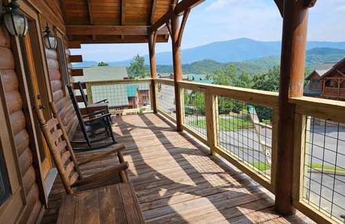 Gatlinburg - Pigeon Forge Cabin | SUMMER SPECIAL~Pet Friendly~ MTN.Views~ Hot tub-Cabin~Fast WIFI-Families~Games~