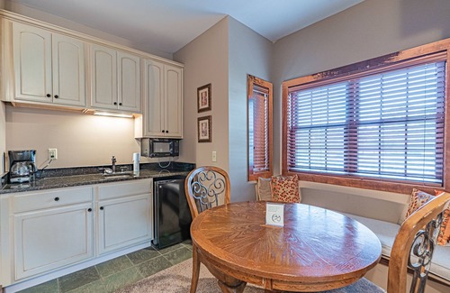 Lake Oconee Villa | SUMMER SPECIAL PRICES! Beautiful lakefront villa with boat slip in Cuscowilla.