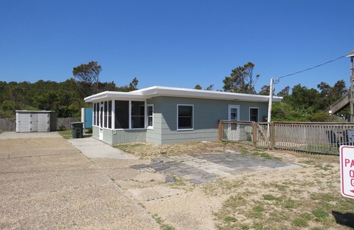 South Nags Head House | Summer Special/RIGHT ACROSS from OCEAN/Fenced yard/pet friendly