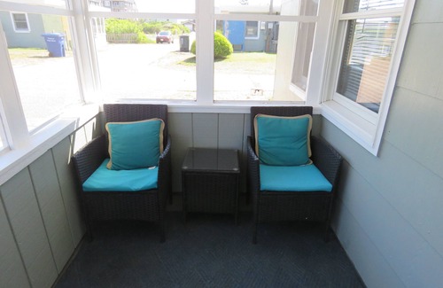 South Nags Head House | Summer Special/RIGHT ACROSS from OCEAN/Fenced yard/pet friendly