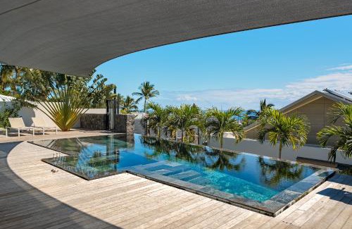 St Gilles-les-Bains Villa | SUMMER VIEW classée 5 étoiles - Magnifique Villa 10 personnes avec piscine miroir chauffée à 29 degrés, bain à remous intégré et vue mer idéalement située Chemin Summer - ST GILLES LES BAINS