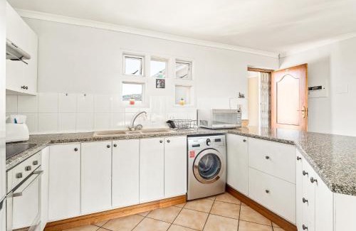 Knysna Central Apartment | Summer Views