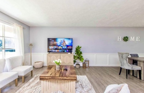 Bloomington House | SummerRidge Retreat with 5 bedrooms