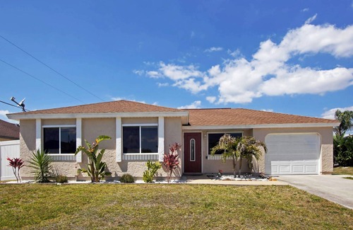 Port Charlotte House | Summertime Vacation Villa in Port Charlotte Florida with heated pool