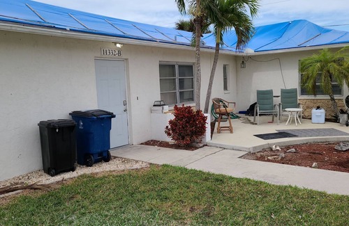 Iona Apartment | Summerwinds Ct Cul De Sac Bside Duplex a few miles from Ft Myers Beach & Sanibel