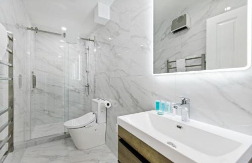 Mount Roskill House | Summit Crest Townhouse with Parking and Air-con