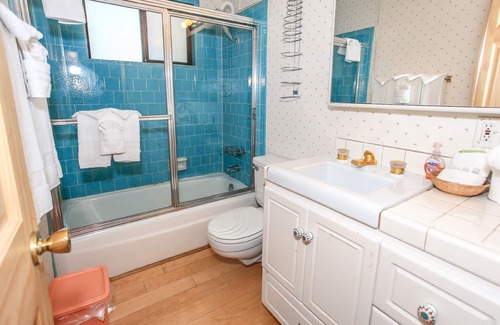 Summit Estates House | Summit Escape Lodge - Charming rustic cabin with hot tub, BBQ, and wood fireplace! Walk to Slopes!