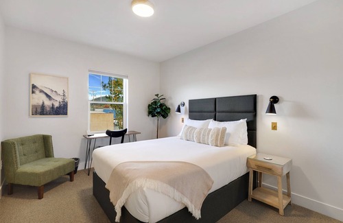 Mount Shasta Hotel | Summit Lofts, Downtown Mt Shasta, Queen Bed, #207