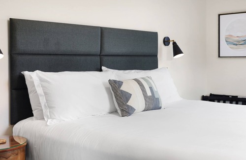 Mount Shasta Hotel | Summit Lofts, View of Mt Shasta, King Bed, #205