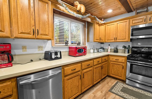 Summit Estates Cabin | Summit Mountain Lodge - Amazing location near Snow Summit! Hot Tub, Game Room, BBQ, Walk to Slopes