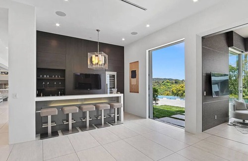 Bel Air House | Summit Serenity: Modern Luxury