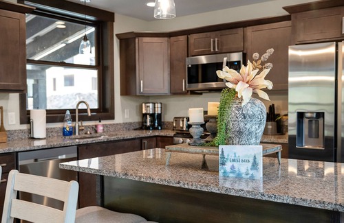 Lead House | Summit Sunset, pet friendly! Hot Tub, Pool access, paved roads, luxury finishes