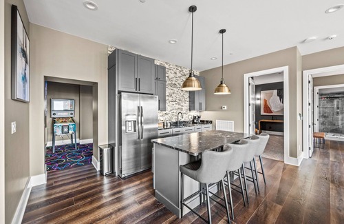 Bluff Mountain Cabin | Summit Swagger ~ Modern Luxury 7BR Home ~ Indoor Pool ~ Game Room