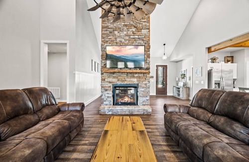 Gatlinburg - Pigeon Forge Cabin | Summit Trails Sanctuary ~ 3BR Single Level Cabin in The Summit at Bluff Mtn!