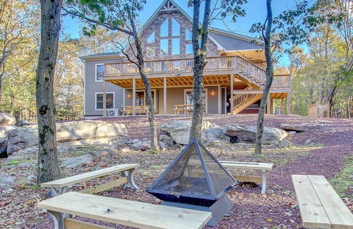 Lake Harmony House | "Summit" Ultimate Luxury Vacation Home. ELEVATOR, Firepit, Private Hot Tub, Pool Table, Gas Grill