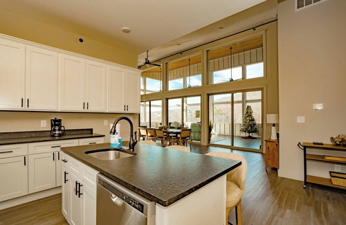 Gatlinburg - Pigeon Forge Cabin | SummitTrailRetr: Indoor Pool, Spectacular Views, Theater, Games, Hot Tub, Wifi