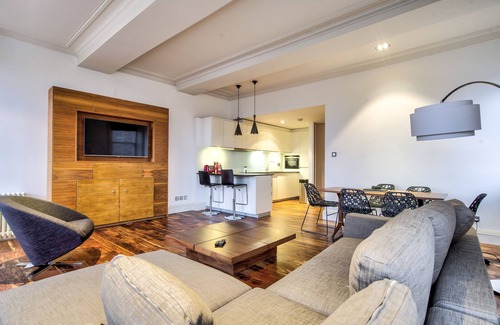 Old Town Apartment | Sumptuous 2BR Apt Next To Edinburgh Castle!