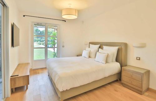 Saint-Tropez Villa | Sumptuous Villa facing the Bay of Canebiers