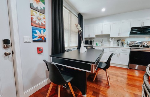 Center City Apartment | Sun/3 King Beds/2 Free Driveway Parking