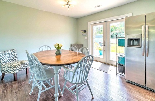 Kings Grant House | Sun-Dappled Getaway in Wilmington w/ Fire Pit