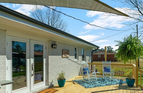 Kings Grant House | Sun-Dappled Getaway in Wilmington w/ Fire Pit