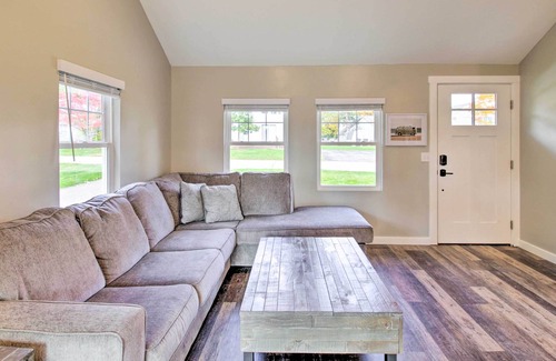 Holland Cottage | Sun-Dappled Holland Retreat - Walk to Water Access