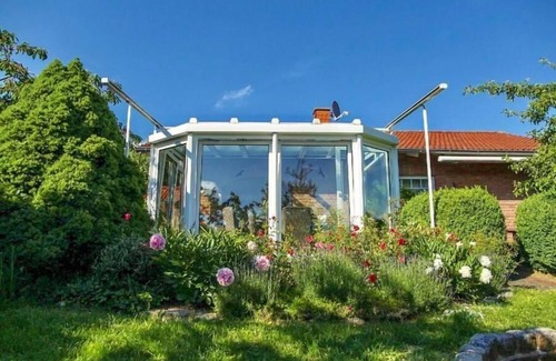 Vorden House | Sun-drenched holiday home with conservatory