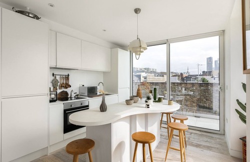 Shoreditch Apartment | Sun-Drenched Shoreditch 2 Bedroom Penthouse Zone 1 Perfect for a Family Stay