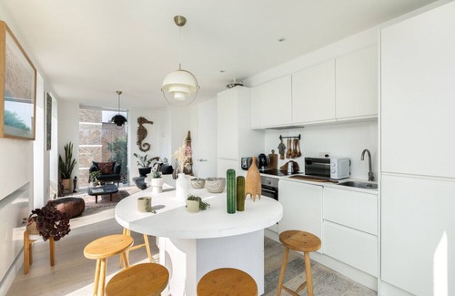 Shoreditch Apartment | Sun-Drenched Shoreditch 2 Bedroom Penthouse Zone 1 Perfect for a Family Stay