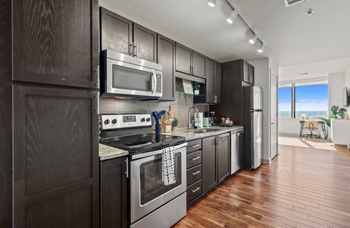 Downtown Dallas Apartment | Sun-Drenched Skyline Suite w Gym, Rooftop Pool