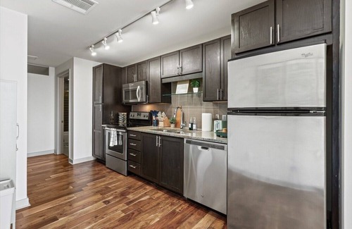 Downtown Dallas Apartment | Sun-Drenched Skyline Suite w Gym, Rooftop Pool