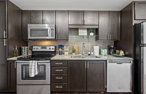 Downtown Dallas Apartment | Sun-Drenched Skyline Suite w Gym, Rooftop Pool