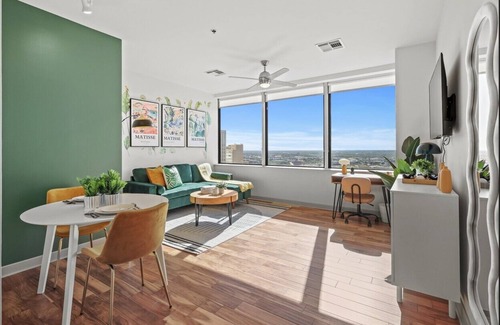 Downtown Dallas Apartment | Sun-Drenched Skyline Suite w Gym, Rooftop Pool
