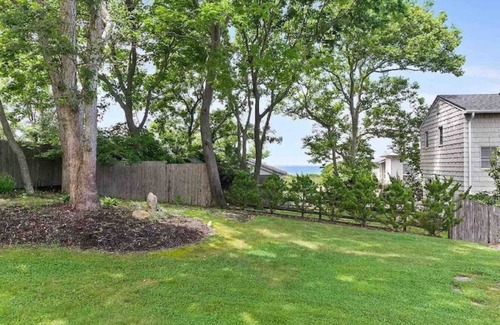 Hamptons House | Sun filled 2-bedroom steps away from the beach