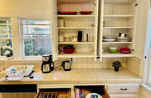 Fair Oaks House | Sun-Filled 4-bedroom house with AC in Menlo Park.