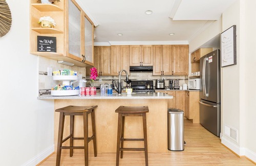 Arlington Ridge House | Sun-Filled 9BR House | Private Yard | Family & Pet Friendly | Arlington/DC