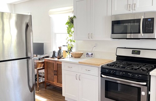 Palms House | Sun-Filled & Airy Home w/Great Outdoor Vibes. Excellent Walkable Location!