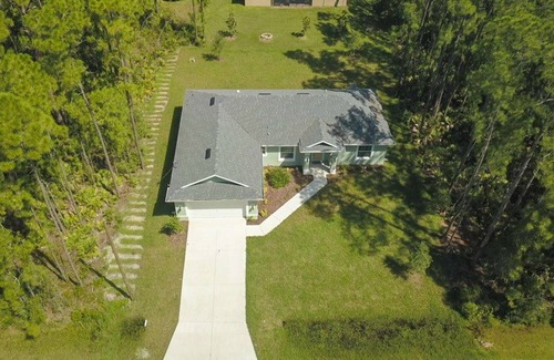 North Port House | Sun Island Escape: Magnificent 3 BR Home In North Port