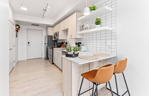 Uptown Apartment | Sun-Kissed Cityscape mins to DT w Gym, BBQ Rooftop