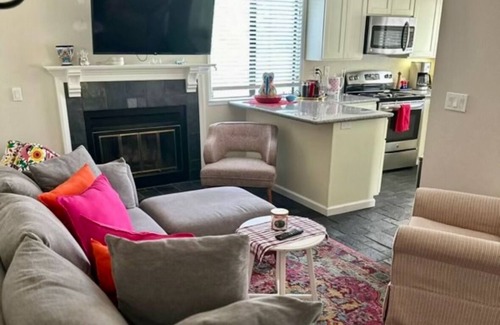 Walnut Creek House | Sun-Lit 2-Story Gem: Luxe Beds-Heated Floor-Near Shops-Dining-Fun,Great for Fams
