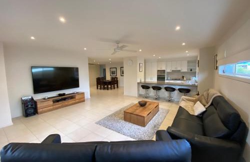 Rosebud House | Sun-lovers Beach House - Walk to beach/shops!