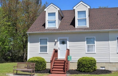 Chincoteague House | Sun n' Fun - Shared POOL & BOAT DOCK!