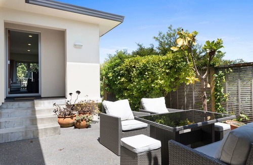 Paraparaumu Cottage | Sun on Seaview - Paraparaumu Beach Holiday Home