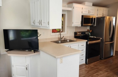 Braden River Cottage | Sun Outdoors: Clean, Private, Cozy & Loaded with Perks! Golf Cart Included