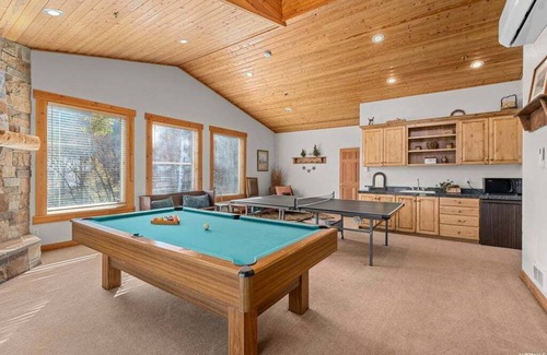 Sundance Cabin | SUN RIDGE - 6 BD, VIEWS, POOL TABLE, HOT TUB
