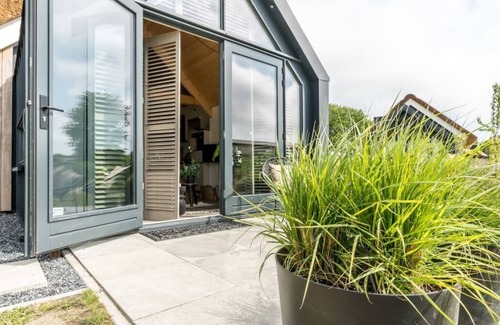 Westenschouwen House | Sun, sea, sand, wind, marram grass – this 4-person chalet embodies the pure beach feeling from your