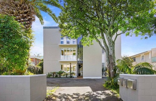 Mission Bay Apartment | Sun Soaked 1 BD | Full Kitchen w/Sea View