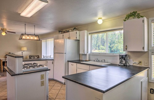 White Pine House | Sun-Soaked Trout Creek Escape < 2 Mi to River